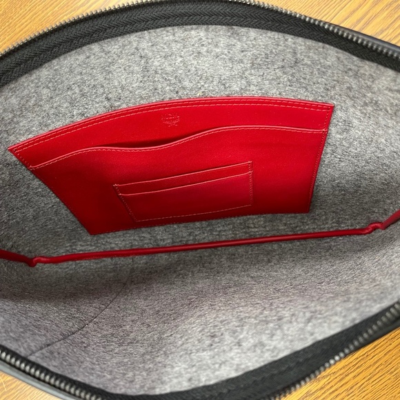 MCM Stadt Roden Zip Clutch w/ Leather Trim and Wrist Strap - NWT - RARE! - Picture 4 of 9